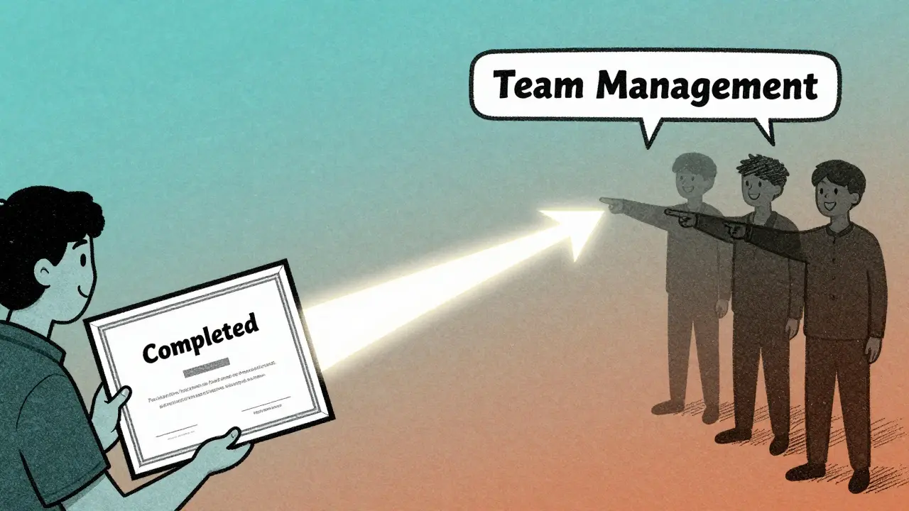 Человек с сертификатом смотрит на новый курс, за ним — улыбающиеся бывшие ученики.